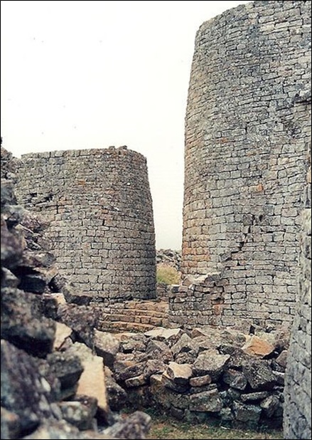 Tower at Great Zimbabwe, showing unmortared, dressed masonry