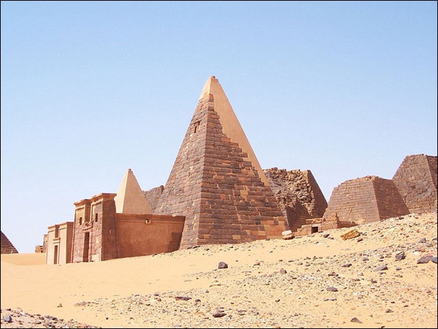 Meroe, pyramid and entrance