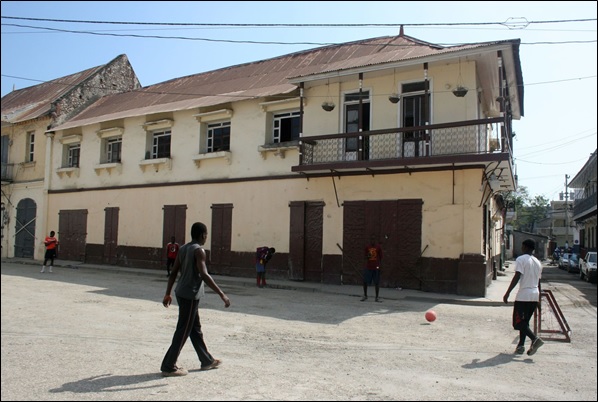 Building with corrugated rooftop