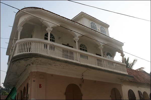 Wrap around balcony with arches