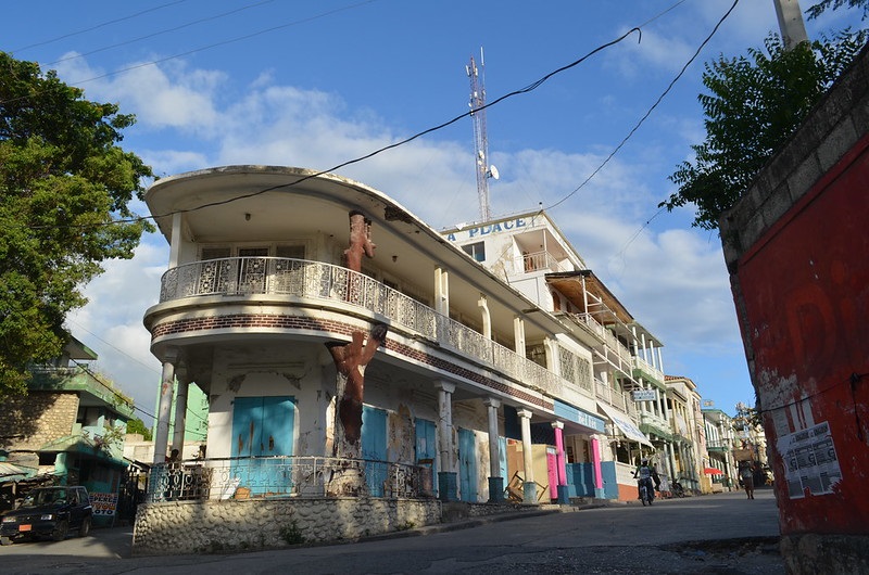 Corner building with a unique column