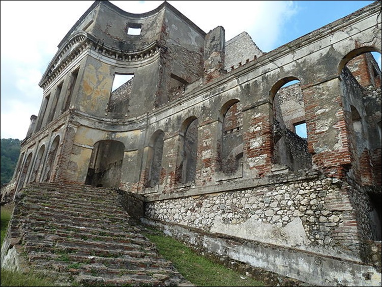 Les ruines du palais Sans-Souci, construit par le roi Henry Ier